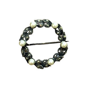 Vintage 925 Sterling Silver brooch w/ marcasite & faux pearls ornate wreath pin